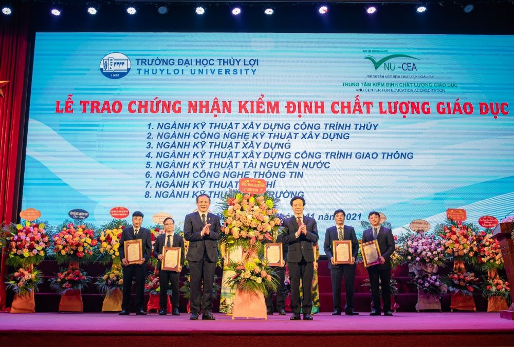 The VNU Center for Education Accreditation awarded the certificates of assessment of education quality to 08 programs of Thuyloi University (TLU)