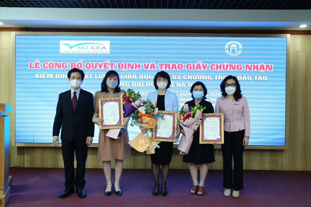 Awarding the Certificate of accreditation to 03 programs of Hanoi Open University