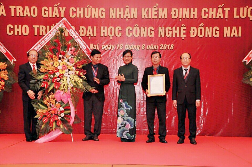 Trung tâm Kiểm định chất lượng giáo dục - Đại học Quốc gia Hà Nội trao Giấy chứng nhận kiểm định chất lượng giáo dục cho Trường Đại học Công nghệ Đồng Nai