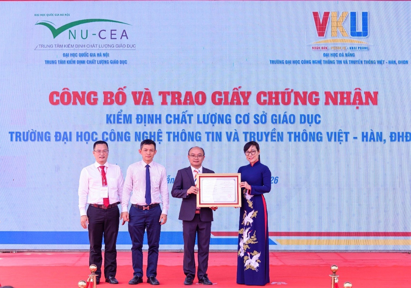 Trao Giấy chứng nhận Kiểm định chất lượng cơ sở giáo dục Trường Đại học Công nghệ thông tin và truyền thông Việt – Hàn, Đại học Đà Nẵng