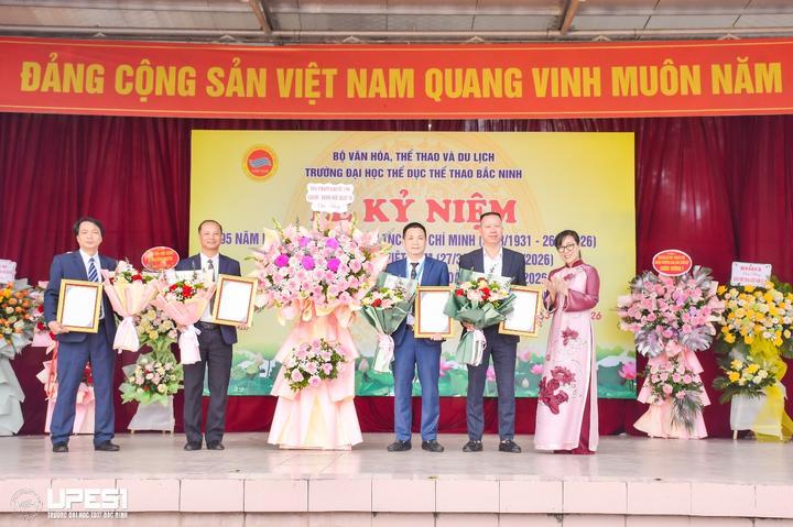 Trao giấy chứng nhận các CTĐT Đại học Thể dục thể thao Bắc Ninh