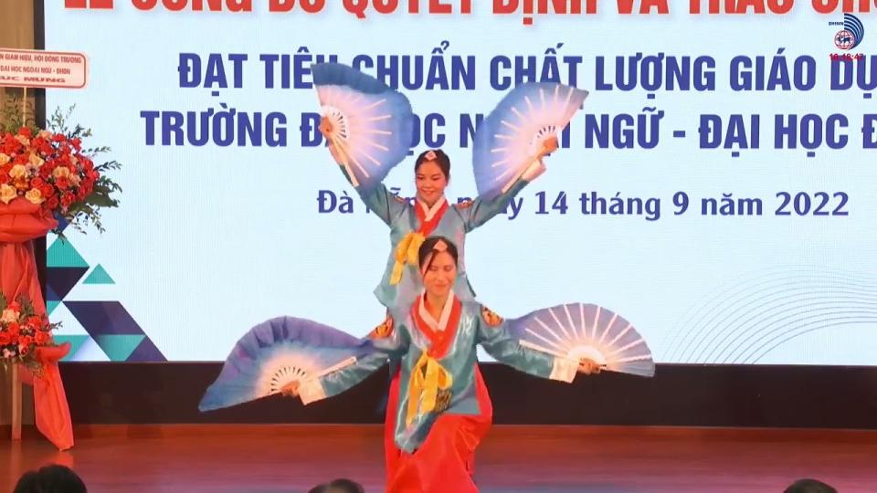 Lễ công bố quyết định và trao chứng nhận KĐCLGD cho Trường Đại học Ngoại ngữ - Đại học Đà Nẵng