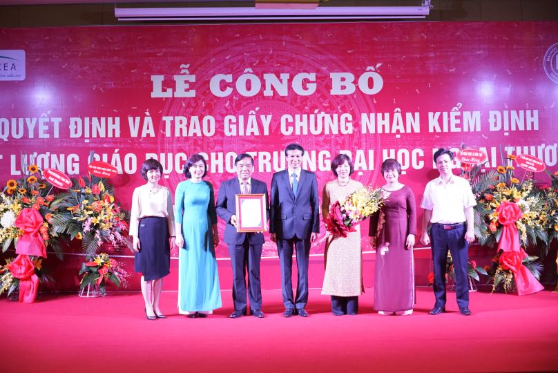 Trung tâm Kiểm định chất lượng giáo dục-Đại học Quốc gia Hà Nội trao Giấy chứng nhận kiểm định chất lượng giáo dục cho Trường Đại học Ngoại thương
