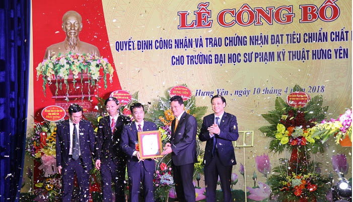 Trung tâm Kiểm định chất lượng giáo dục - Đại học Quốc gia Hà Nội trao Giấy chứng nhận kiểm định chất lượng giáo dục cho Trường Đại học Sư phạm Kỹ thuật Hưng Yên