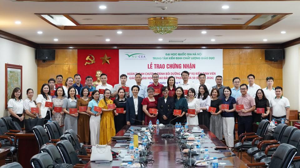 Trao chứng nhận hoàn thành chương trình bồi dưỡng nghiệp vụ kiểm định Khóa 50
