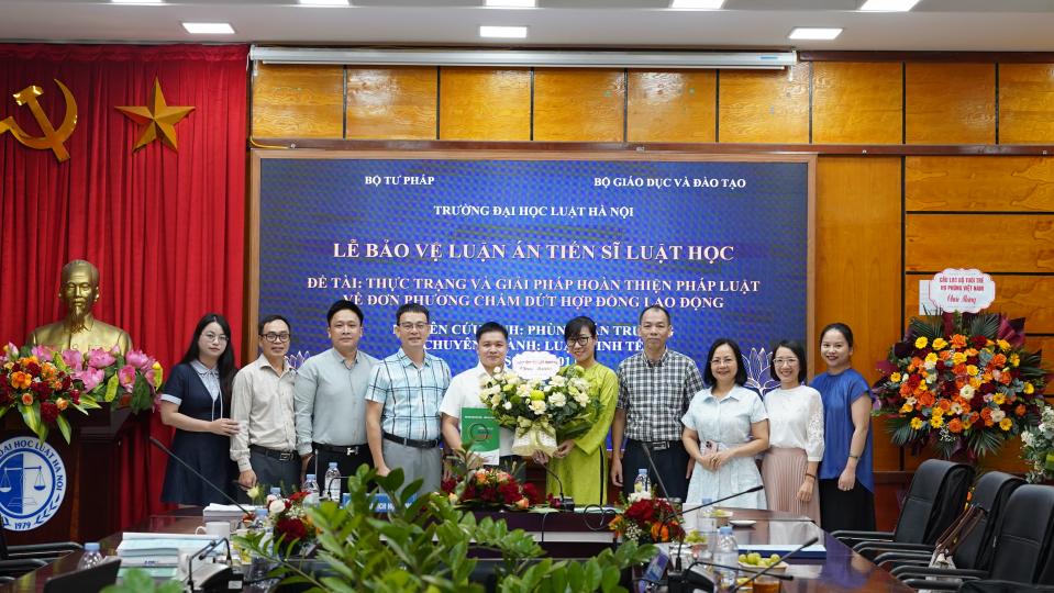 Chúc mừng cán bộ Trung tâm KĐCLGD - ĐHQGHN bảo vệ thành công luận án Tiến sĩ chuyên ngành Luật Kinh tế