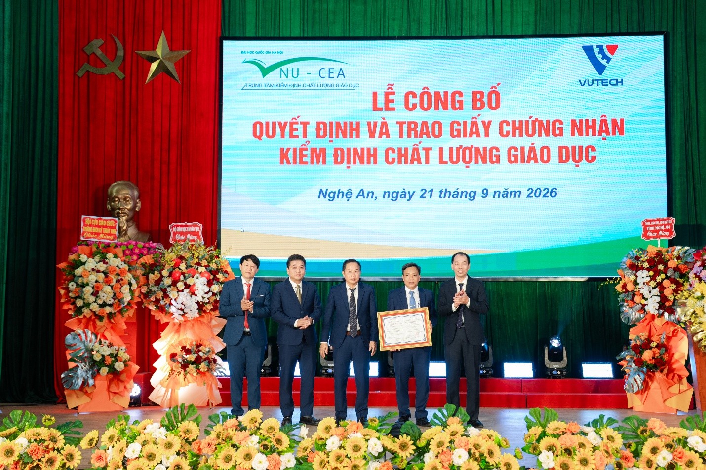Trao Giấy chứng nhận Kiểm định chất lượng cơ sở giáo dục và các chương trình đào tạo Trường Đại học Sư phạm kỹ thuật Vinh