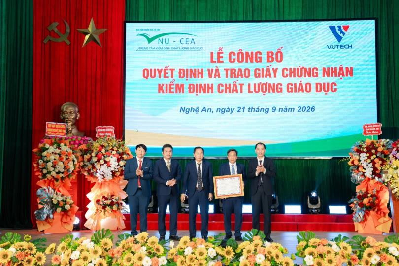 Trao Giấy chứng nhận Kiểm định chất lượng cơ sở giáo dục và các chương trình đào tạo Trường Đại học Công nghệ kỹ thuật Vinh
