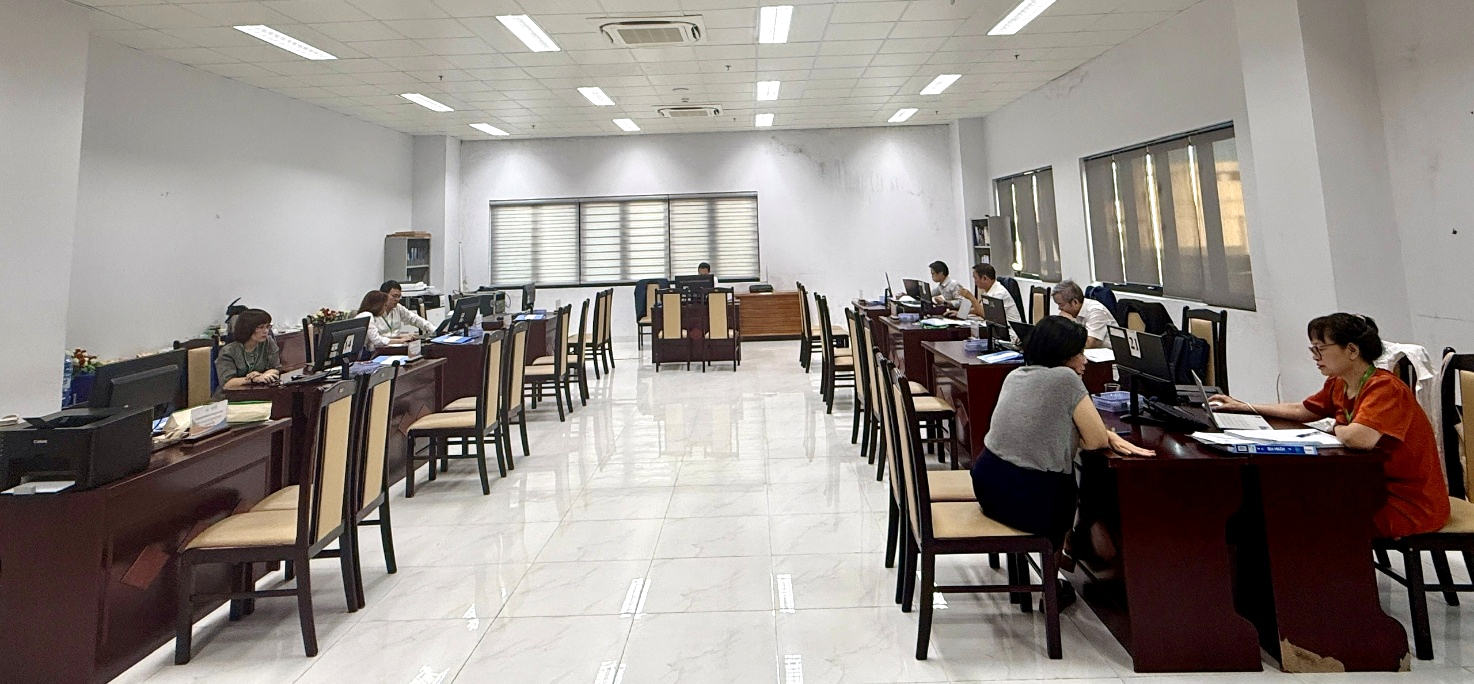 Đoàn đánh giá ngoài trao đổi, làm việc với cán bộ Nhà trường
