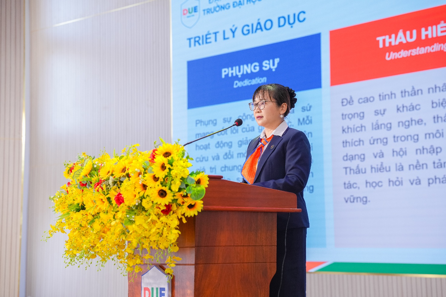 TS. Huỳnh Thị Hồng Hạnh - Phó Hiệu trưởng trình bày tổng quan về Nhà trường