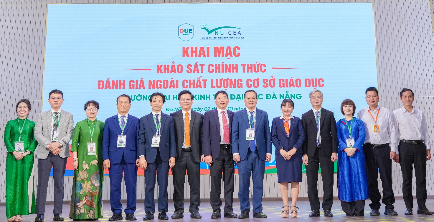 Đoàn đánh giá ngoài chụp ảnh lưu niệm cùng Lãnh đạo Nhà trường