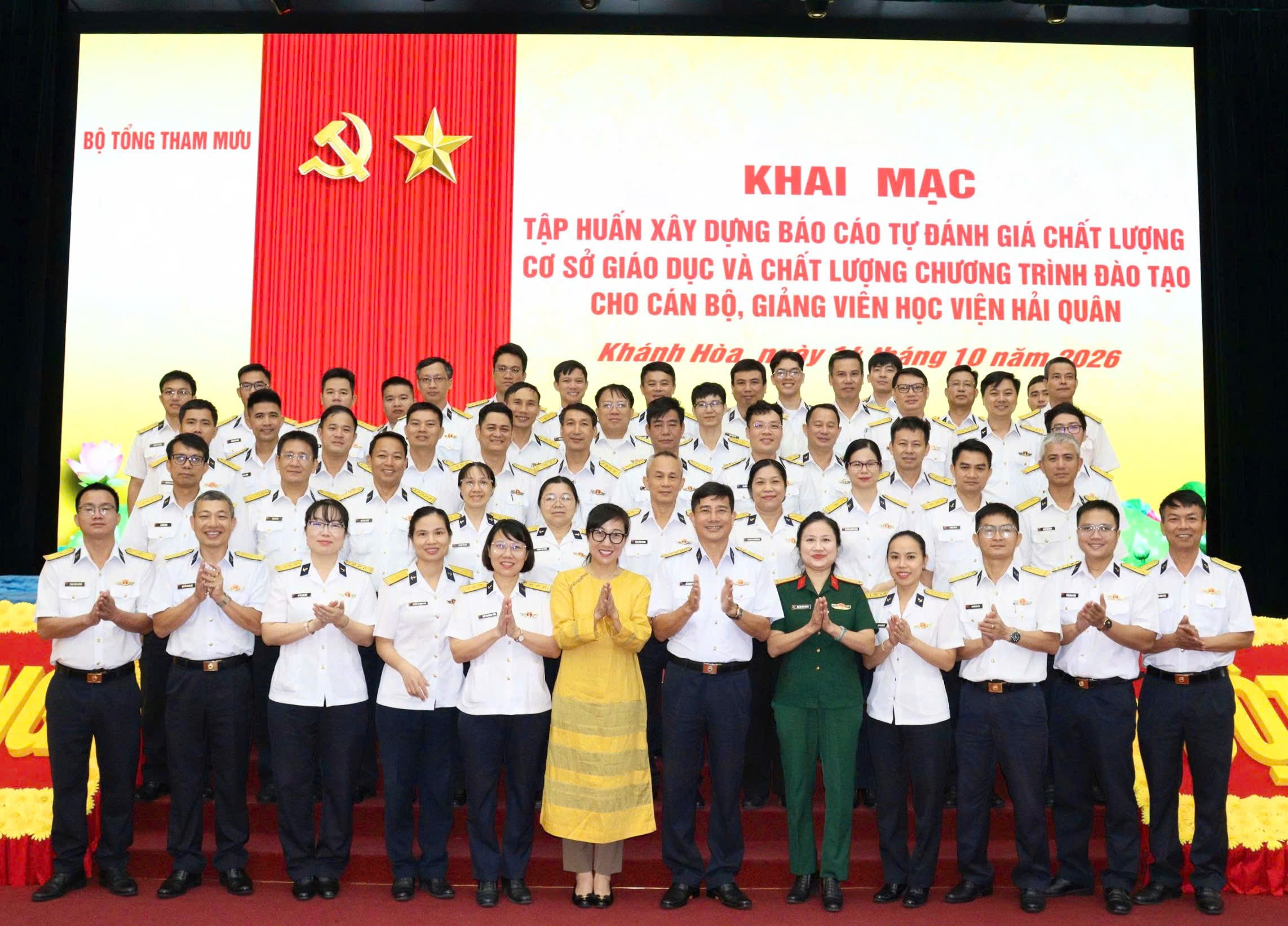Đại biểu chụp ảnh lưu niệm