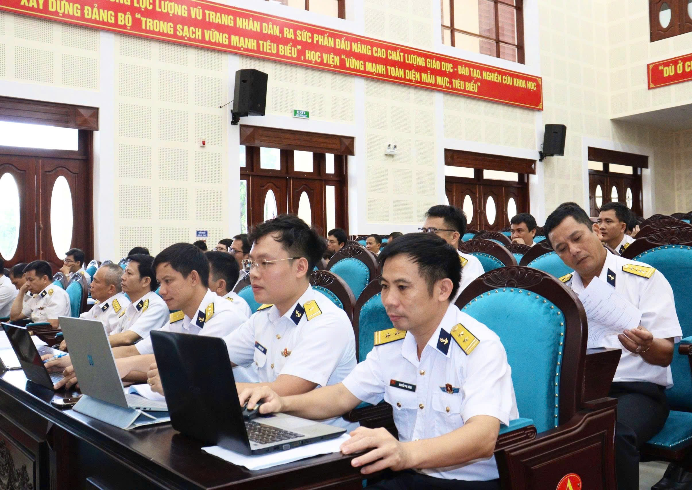 Cán bộ tham gia tập huấn các nội dung chuyên đề