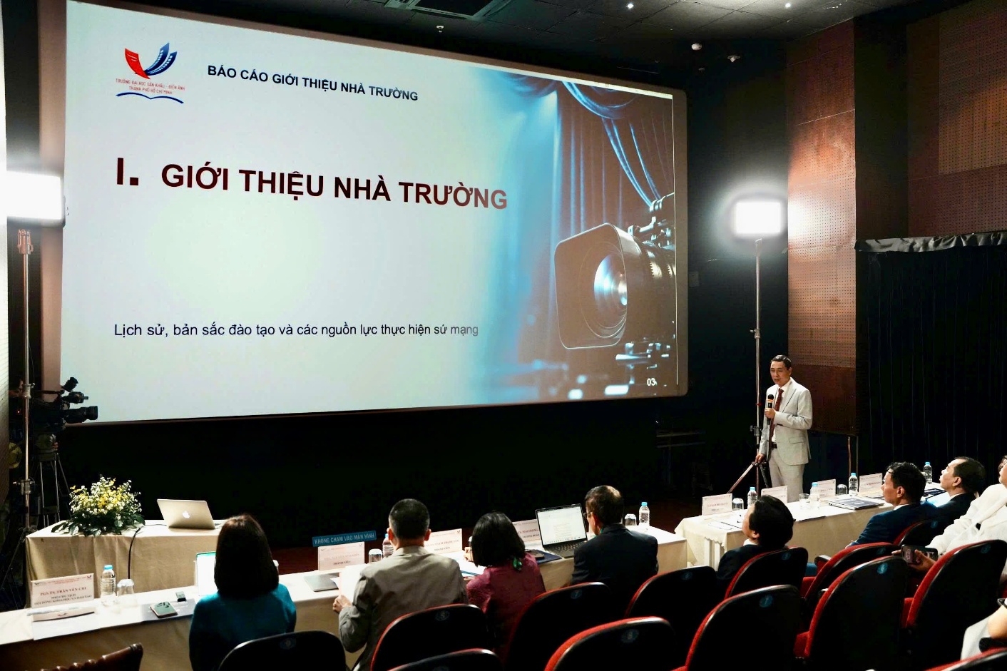 TS. Phạm Huy Quang - Hiệu trưởng Nhà trường phát biểu và trình bày tổng quan về Nhà trường tại phiên khai mạc