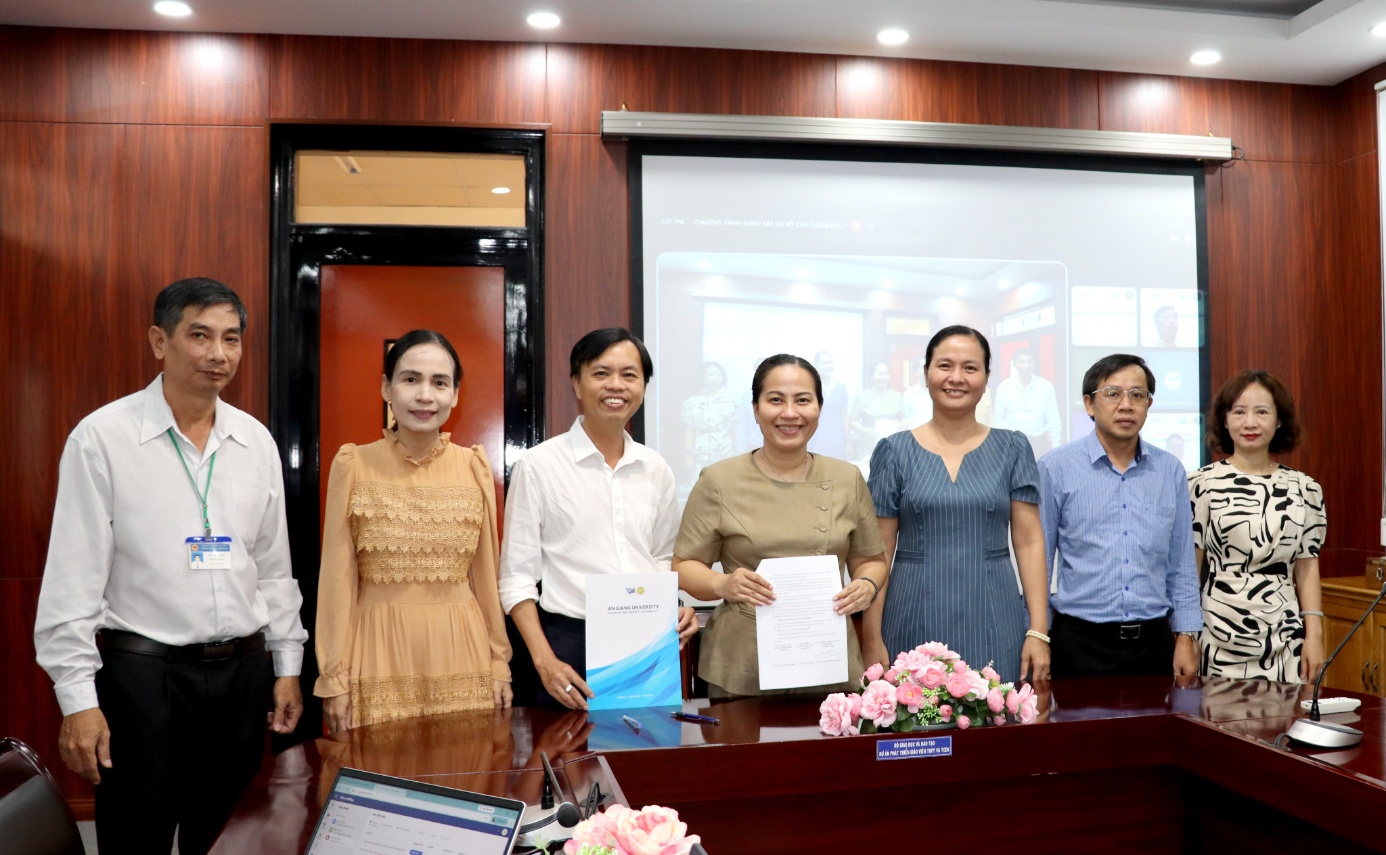 Lãnh đạo Nhà trường ký Biên bản khảo sát sơ bộ