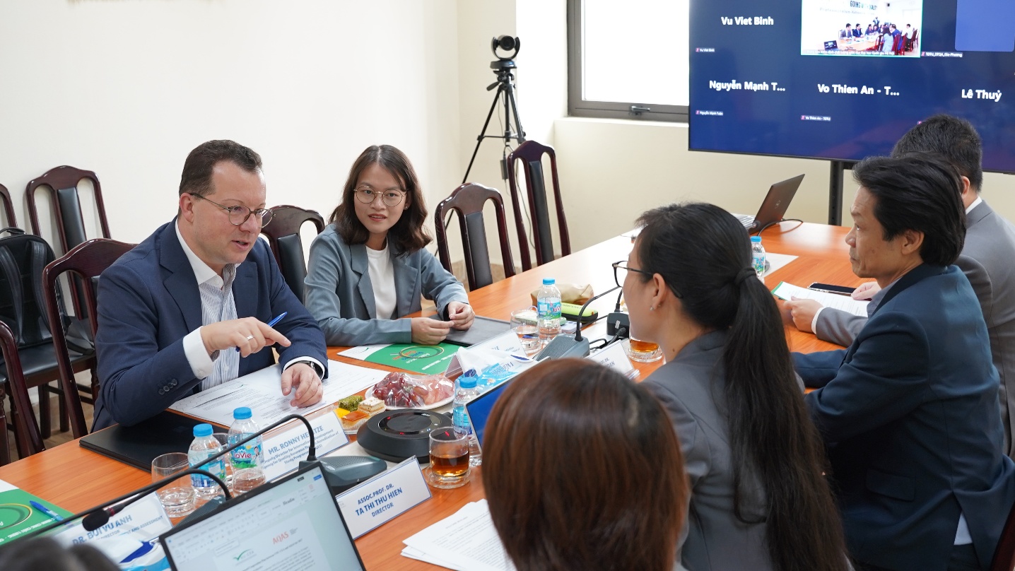 Đại diện AQAS trình bày tại buổi làm việc